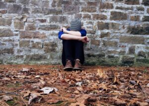 ひとり親が高収入を得ながら仕事依存を解消する方法は？